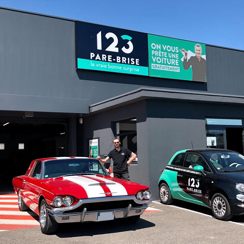 Une Ford Thunderbird devant le centre 123 Pare-Brise Montélimar.