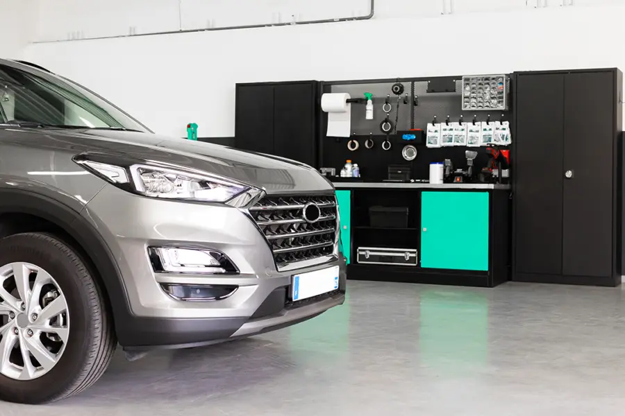 Une voiture dans un atelier 123 Pare-Brise.
