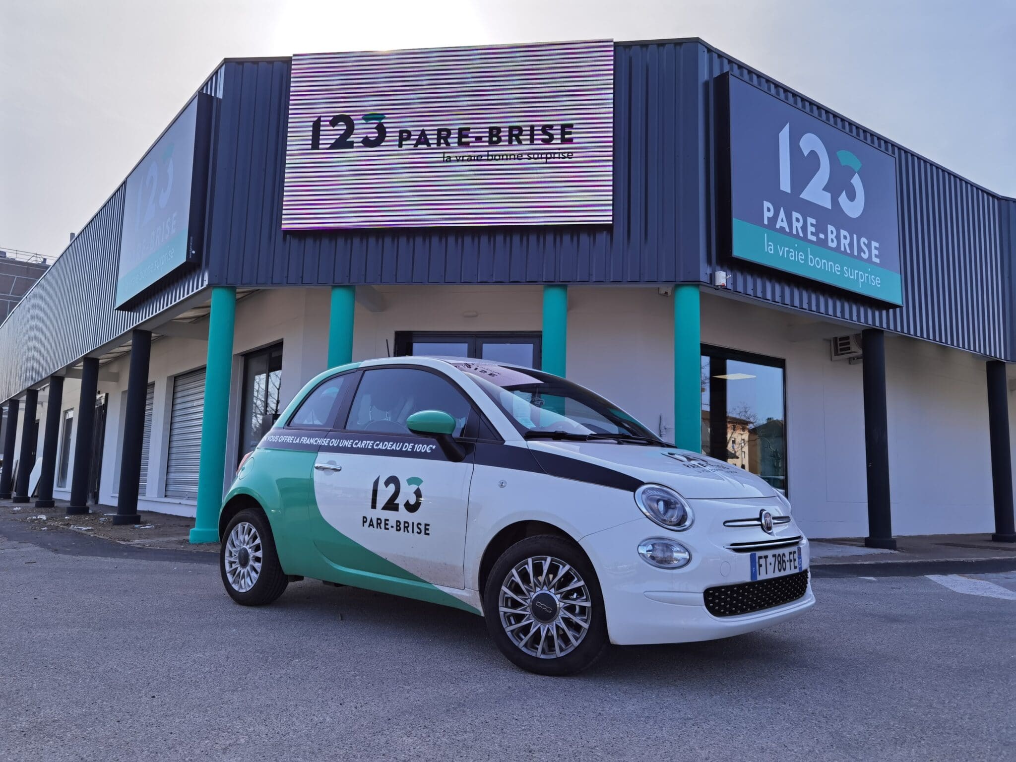 Devanture avec véhicule de prêt de l'agence 123 Pare-brise Bourg-en-Bresse