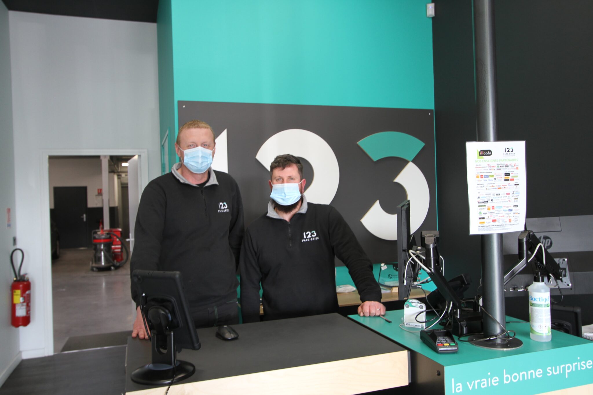 Technicien Andy et Frédéric à l'accueil du centre 123 Pare-Brise Calais