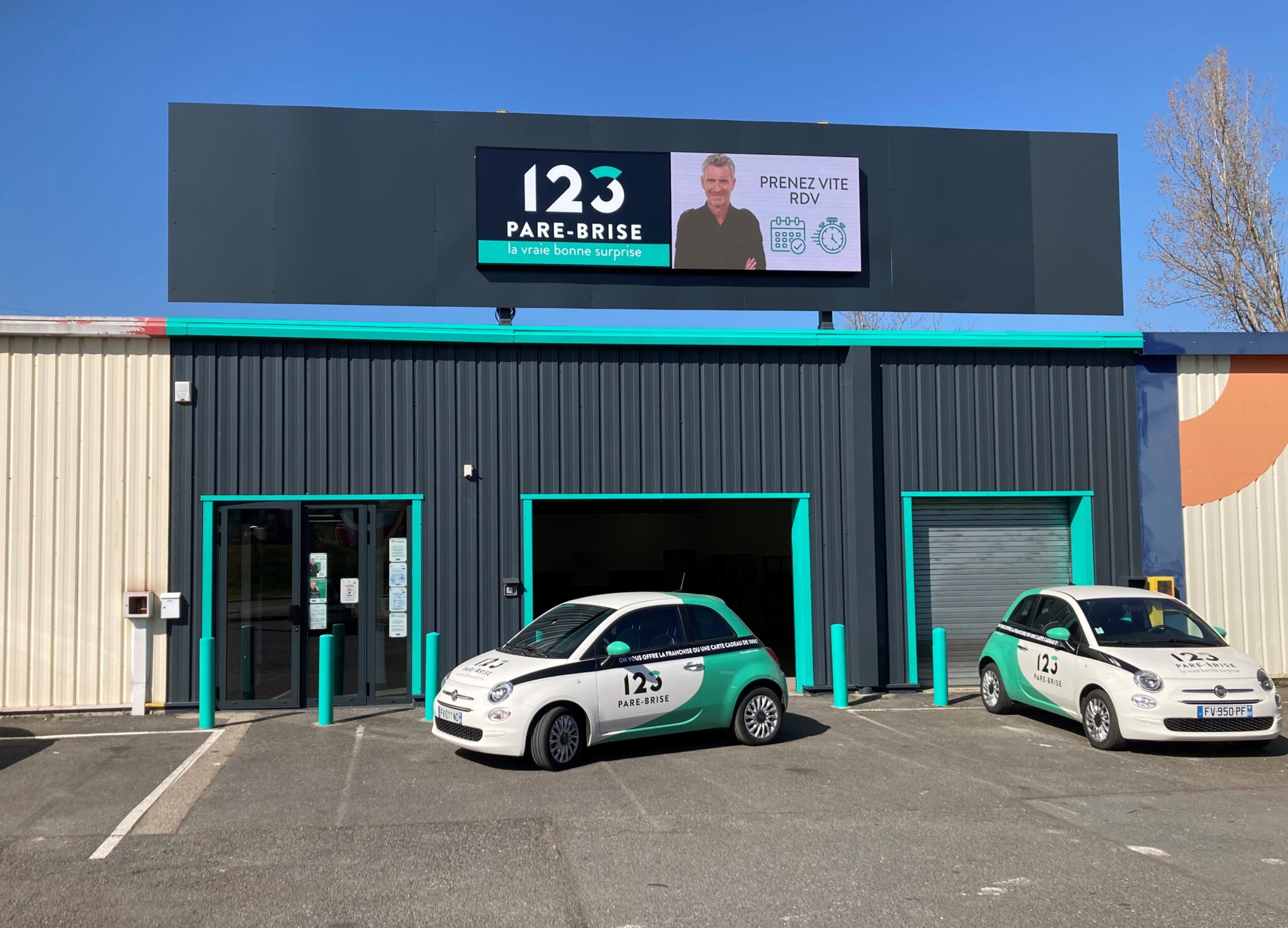 Façade avec véhicule de prêt devant l'agence 123 Pare-brise Firminy
