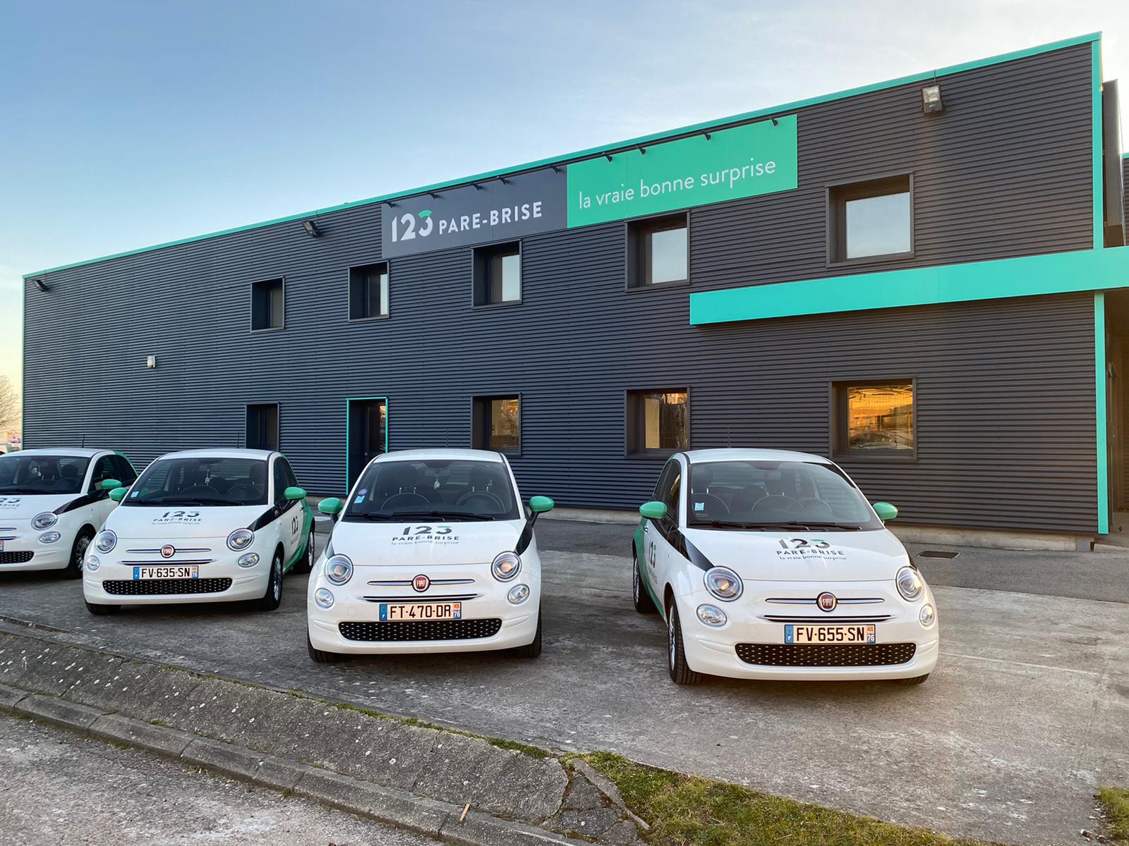 Voitures de courtoisie sur le côté de l'agence 123 Pare-Brise Le Havre