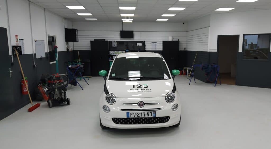 123parebrise-vesoul-atelier Atelier avec voiture de prêt du garage 123 Pare-Brise Vesoul