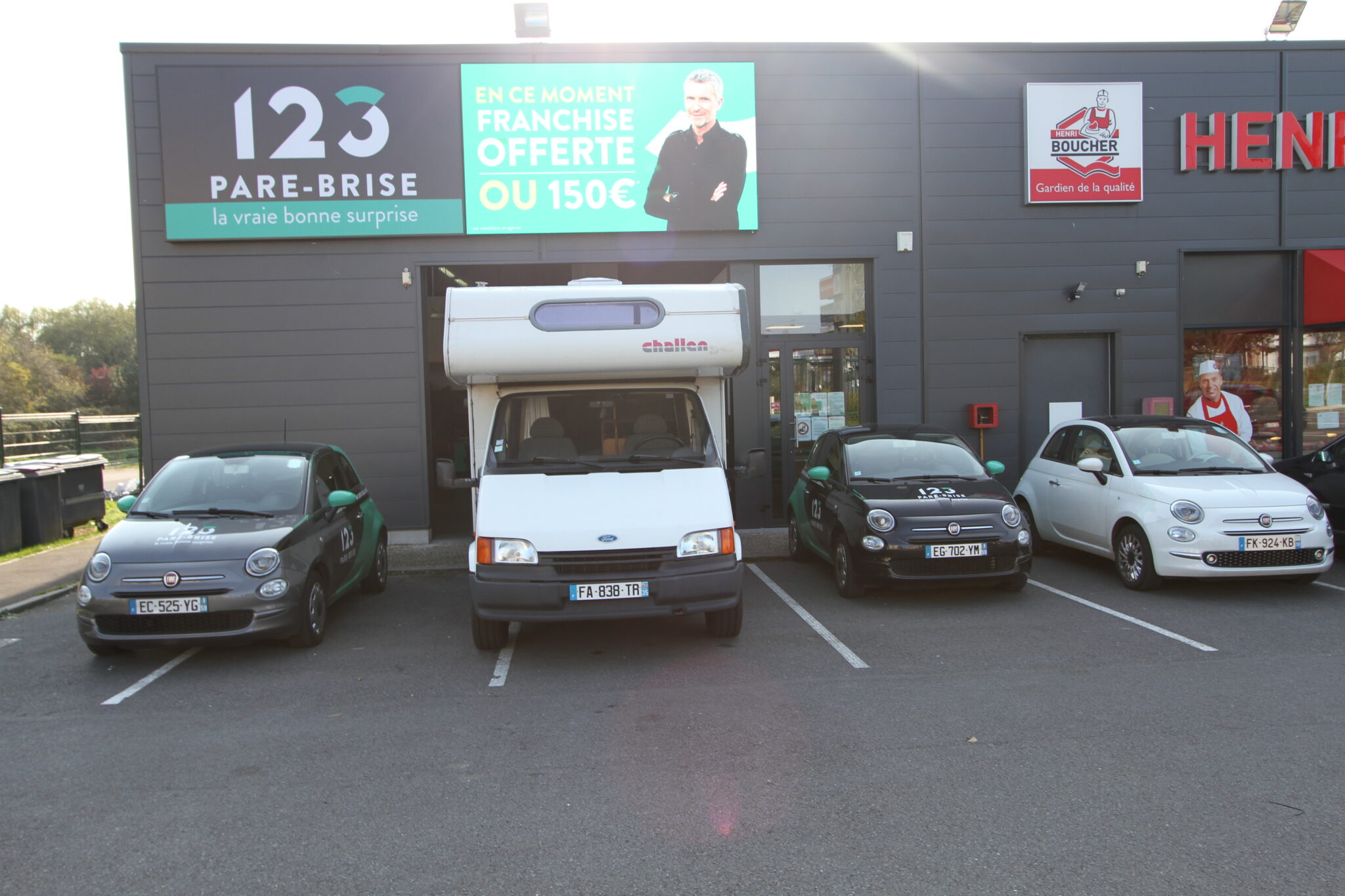 Remplacement du pare-brise de ce camping-car dans notre agence 123 Pare-Brise Liévin (59).