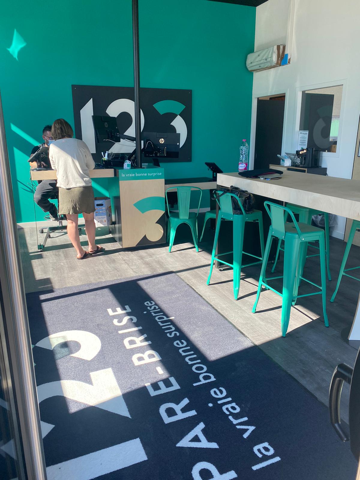 Accueil d'une client à l'agence 123 Pare-Brise Amiens