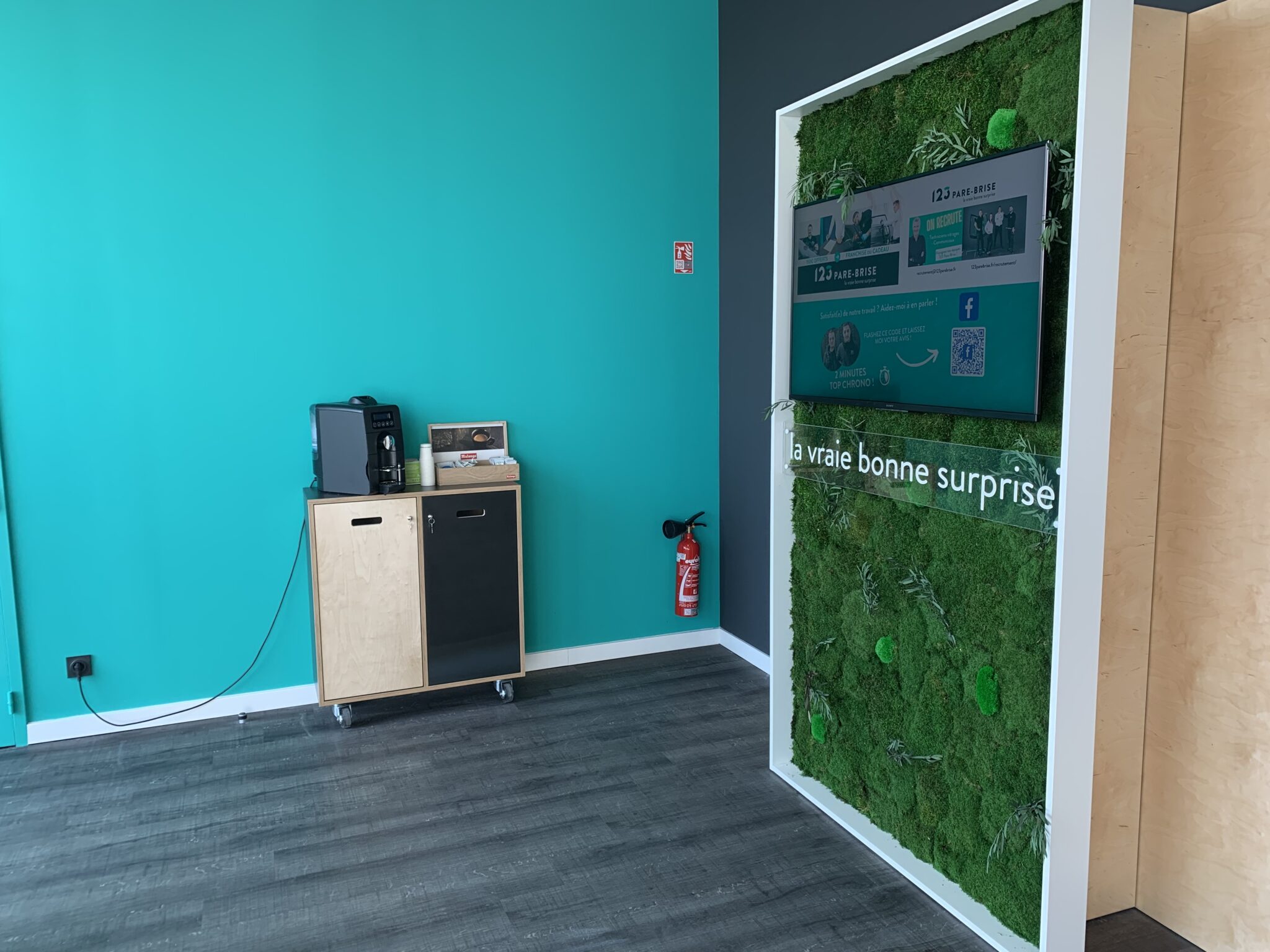 Machine à café et mur végétal du centre 123 Pare-Brise Mulhouse