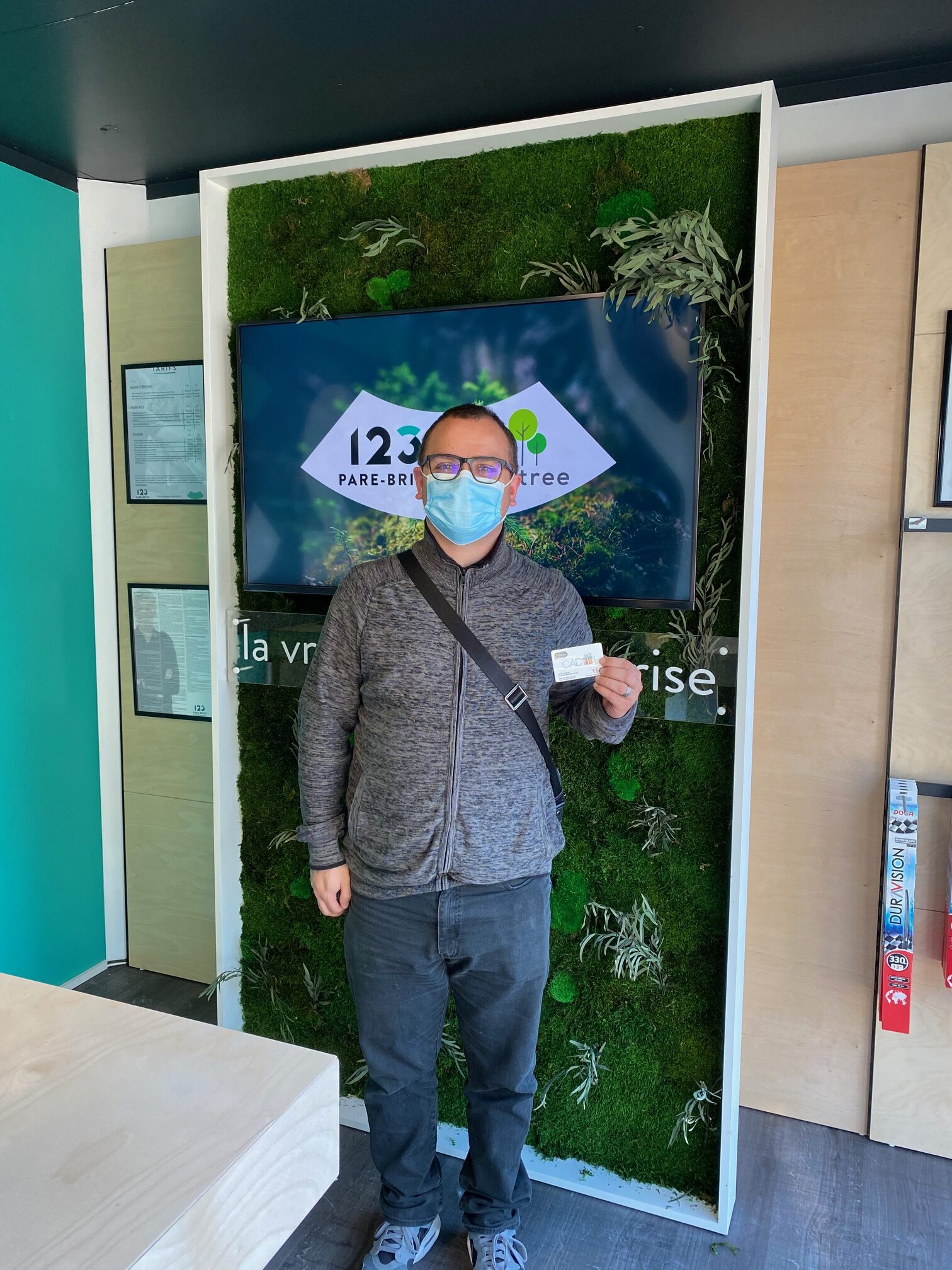 Client avec une carte cadeau Illicado à l'agence 123 Pare-Brise Saint-Egrève