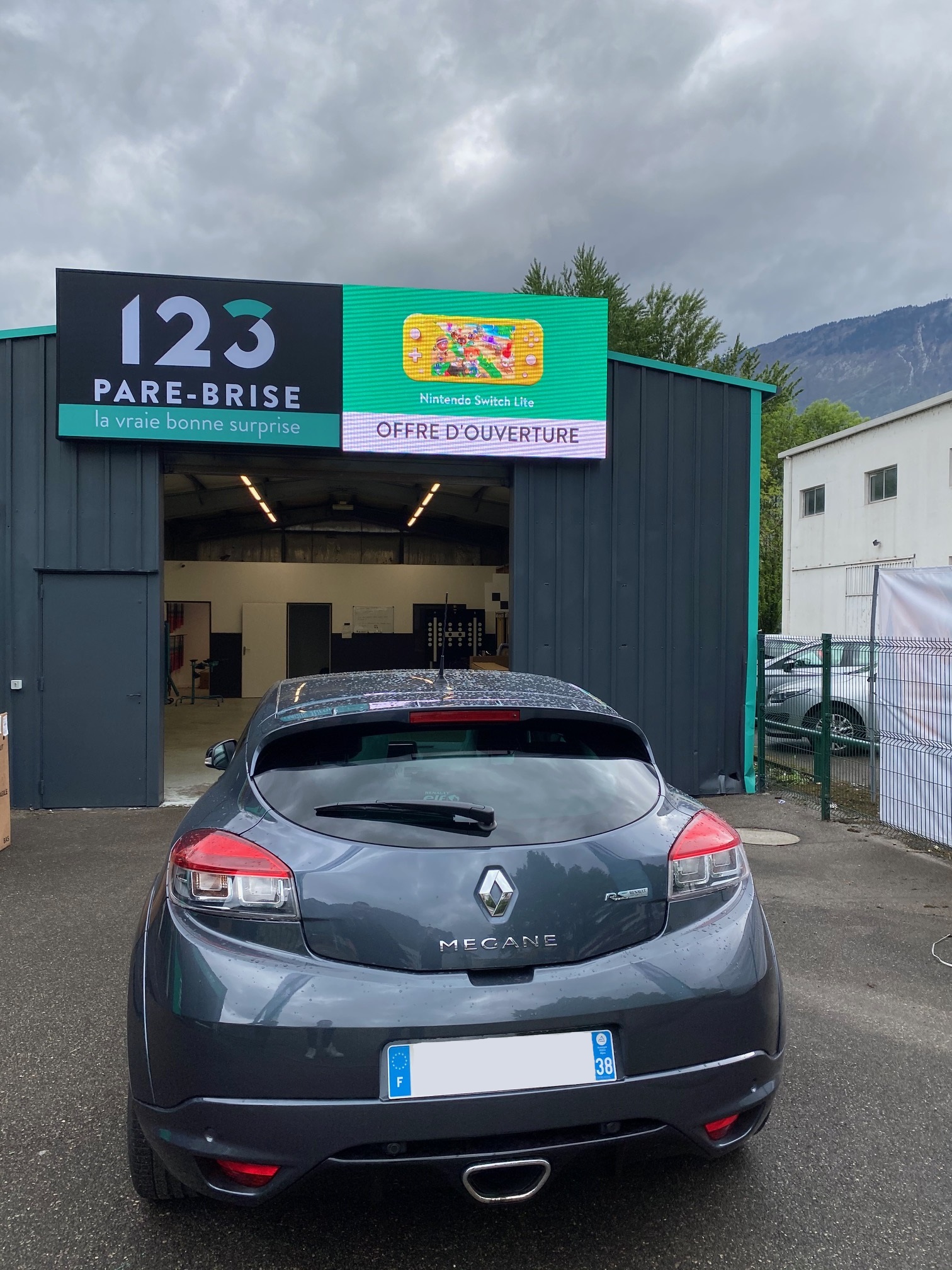Mégane RS devant le centre 123 Pare-Brise Saint-Egrève