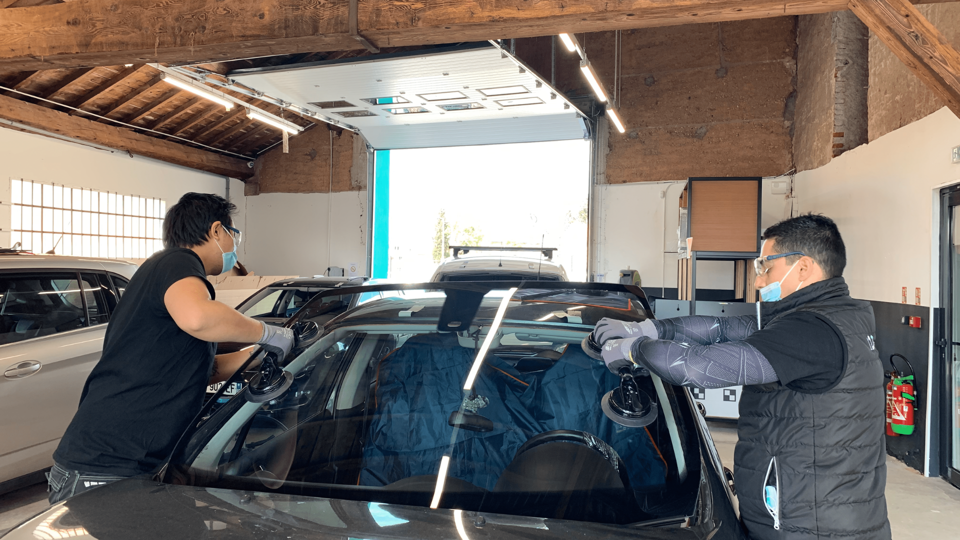 Remplacement de pare-brise dans l'atelier 123 Pare-Brise Saint-Priest