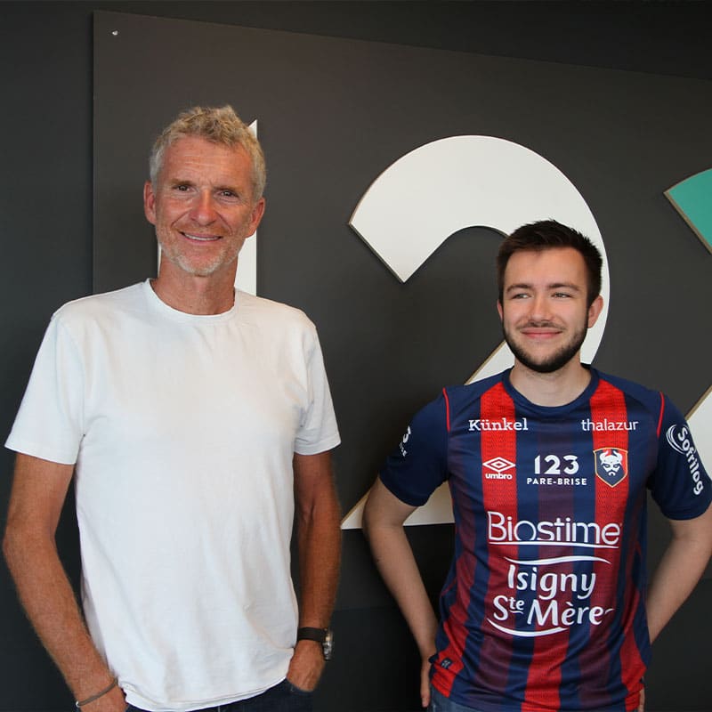 Denis Brogniart prend une photo avec notre collaborateur Vincent.