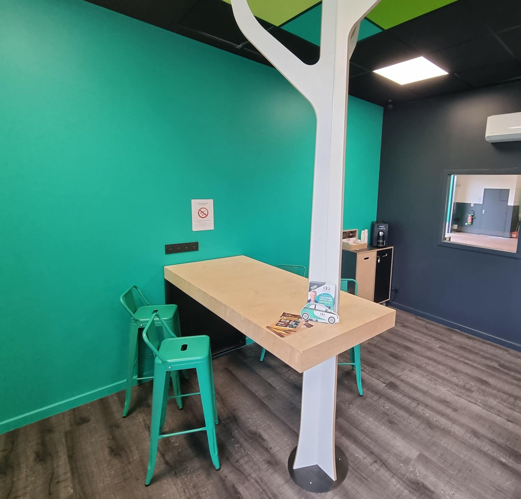 Espace client avec machine à café du centre 123 Pare-Brise Dreux