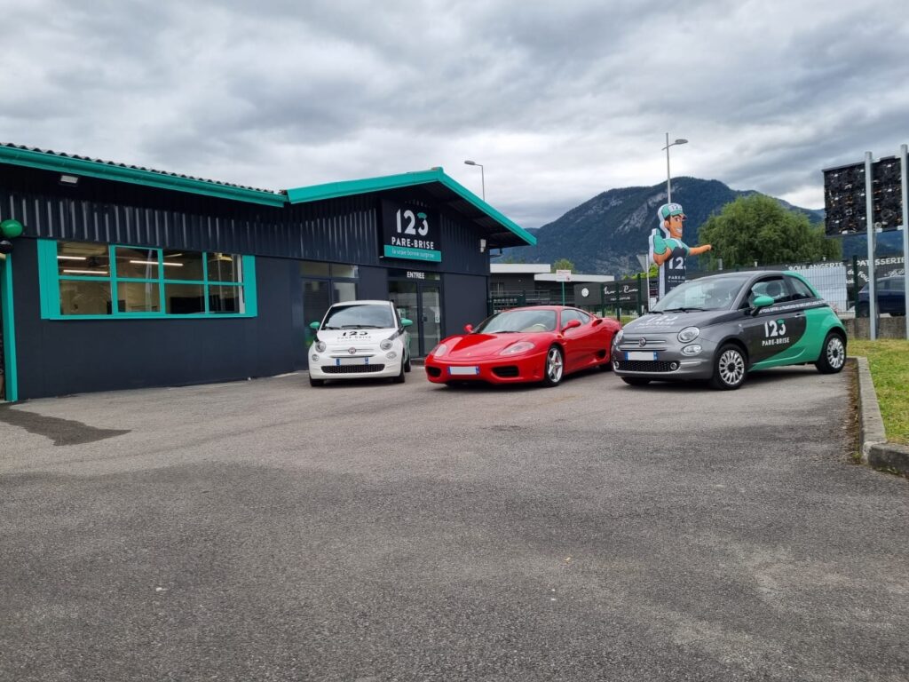 123parebrise-scionzier-ferrari-exterieur Ferrari devant le garage 123 Pare-Brise Scionzier