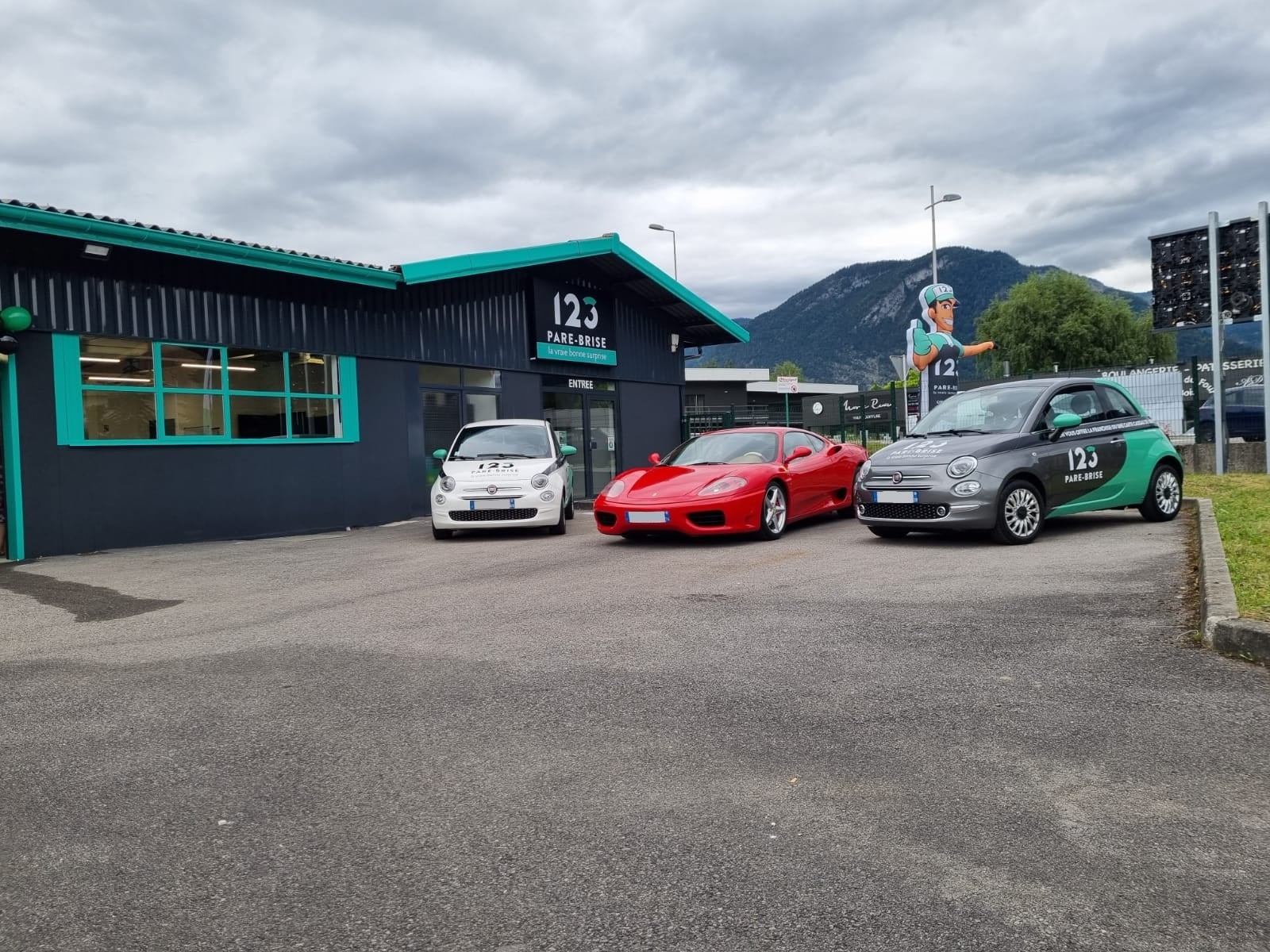 Ferrari devant le garage 123 Pare-Brise Scionzier