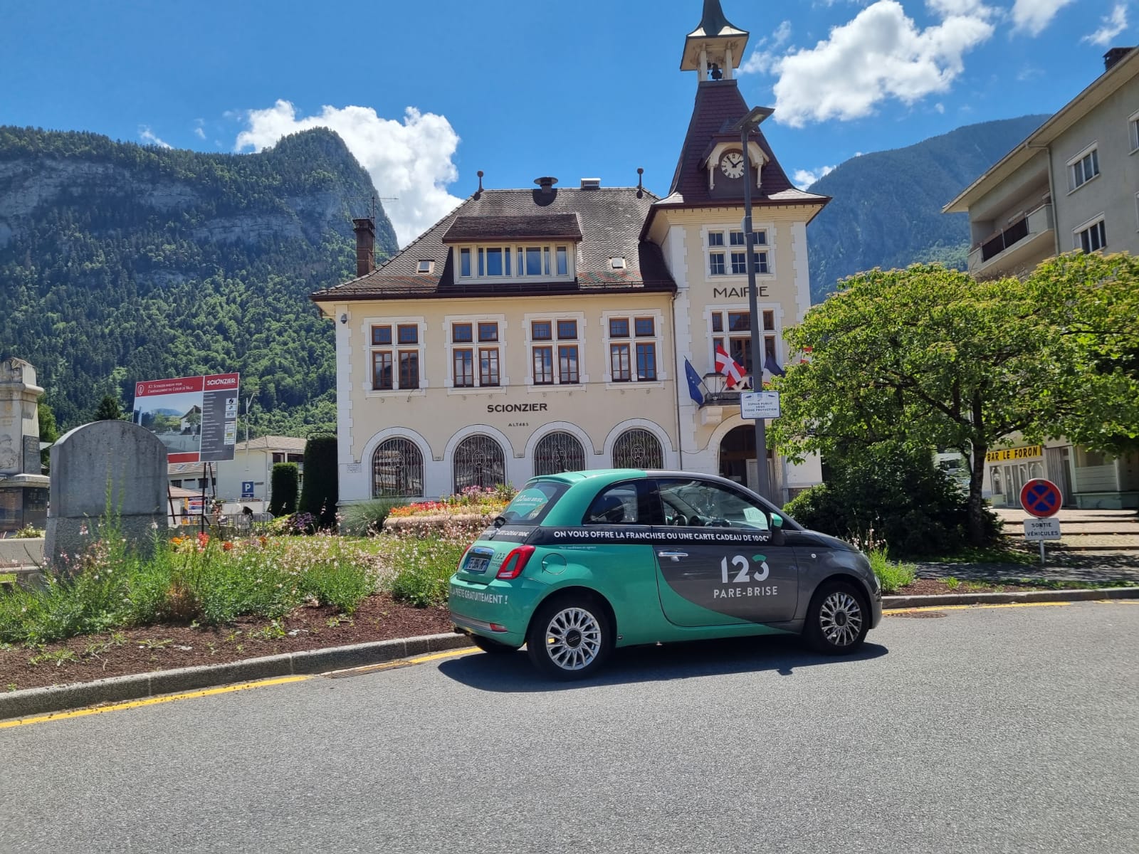 Véhicule de courtoisie 123 Pare-Brise devant la mairie de Scionzier