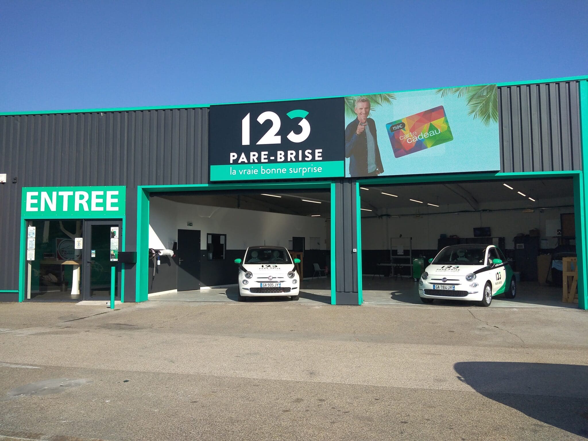 Façade du centre 123 Pare-Brise Sorgues avec des véhicules de prêt