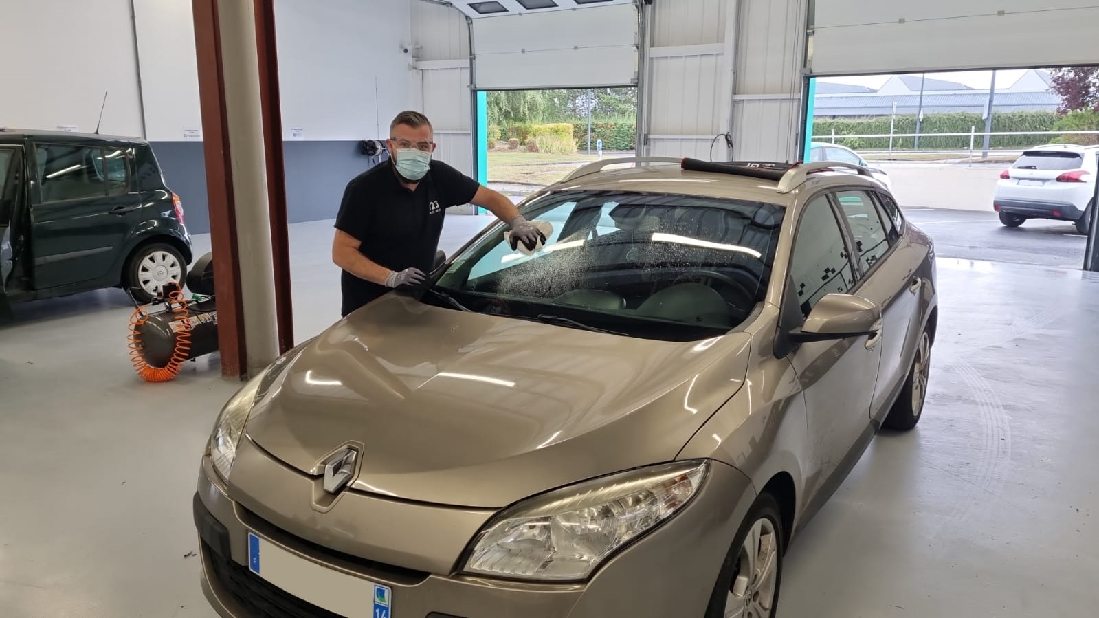 Nettoyage d'un pare-brise dans le centre 123 Pare-Brise Caen Mondeville