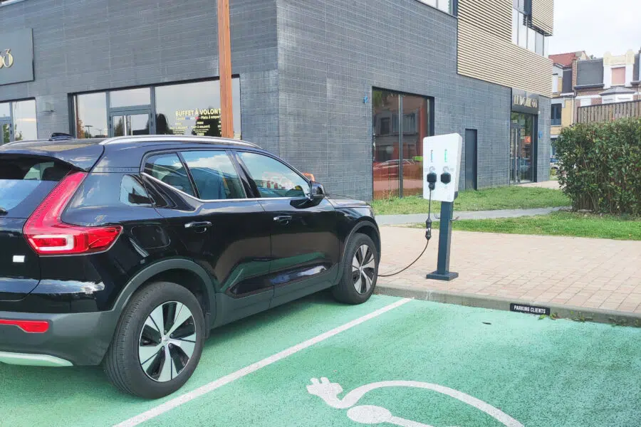 Un véhicule hybride branché à une borne de recharge électrique gratuite.