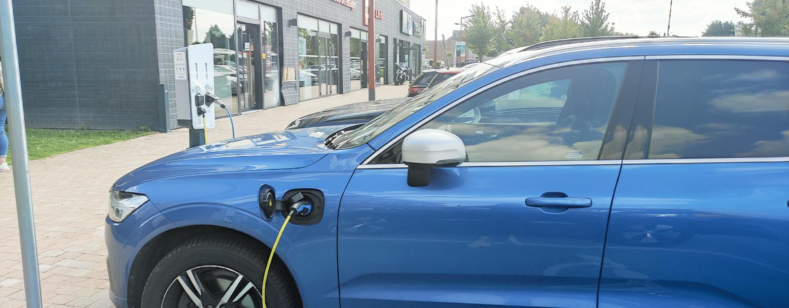 Borne de recharge électrique : ce qu’il faut savoir avant d’acheter une voiture électrique ou hybride rechargeable.