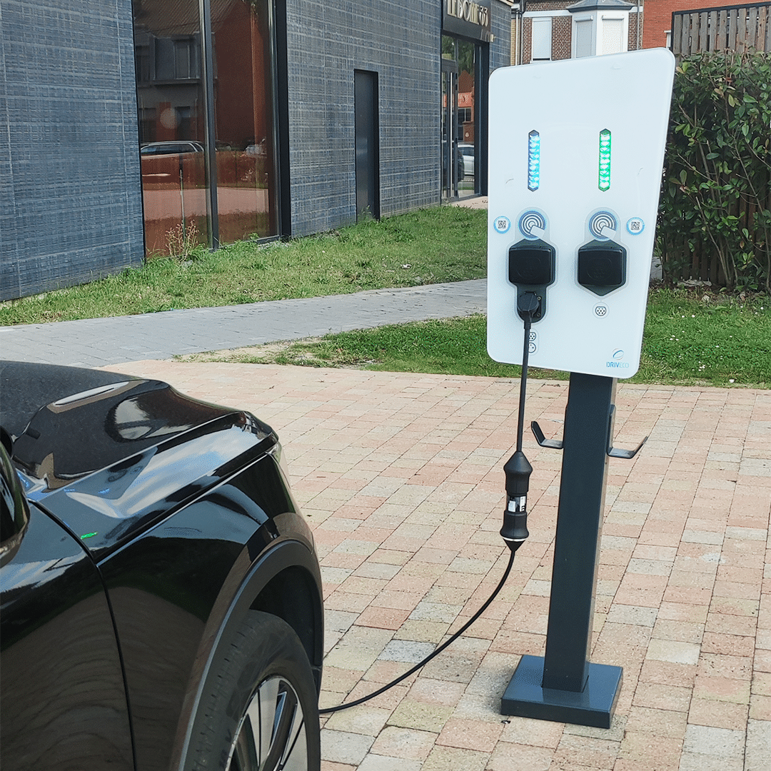 Photo d'un point de recharge électrique sur un parking.