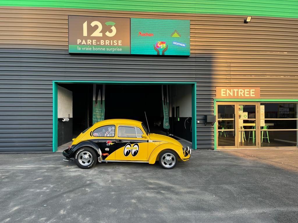 Voiture 2cv originale devant le centre 123 Pare-Brise Le Mans Arnage