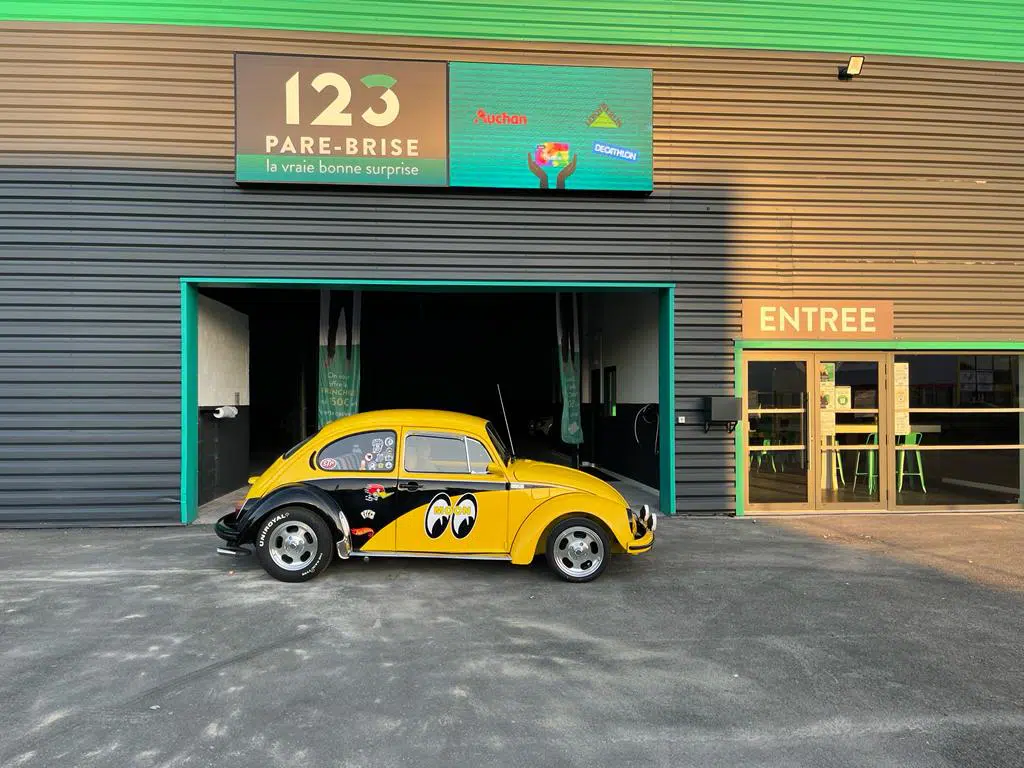 123parebrise-le-mans-arnage-2cv Voiture 2cv originale devant le centre 123 Pare-Brise Le Mans Arnage
