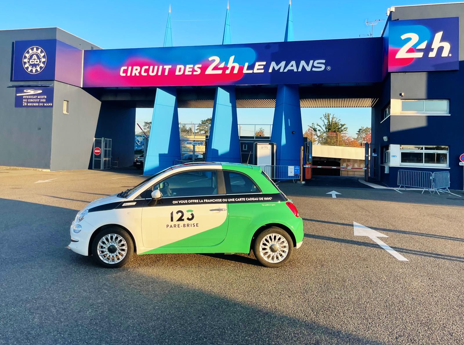 Véhicule de prêt 123 Pare-Brise devant le circuit des 24h du Mans