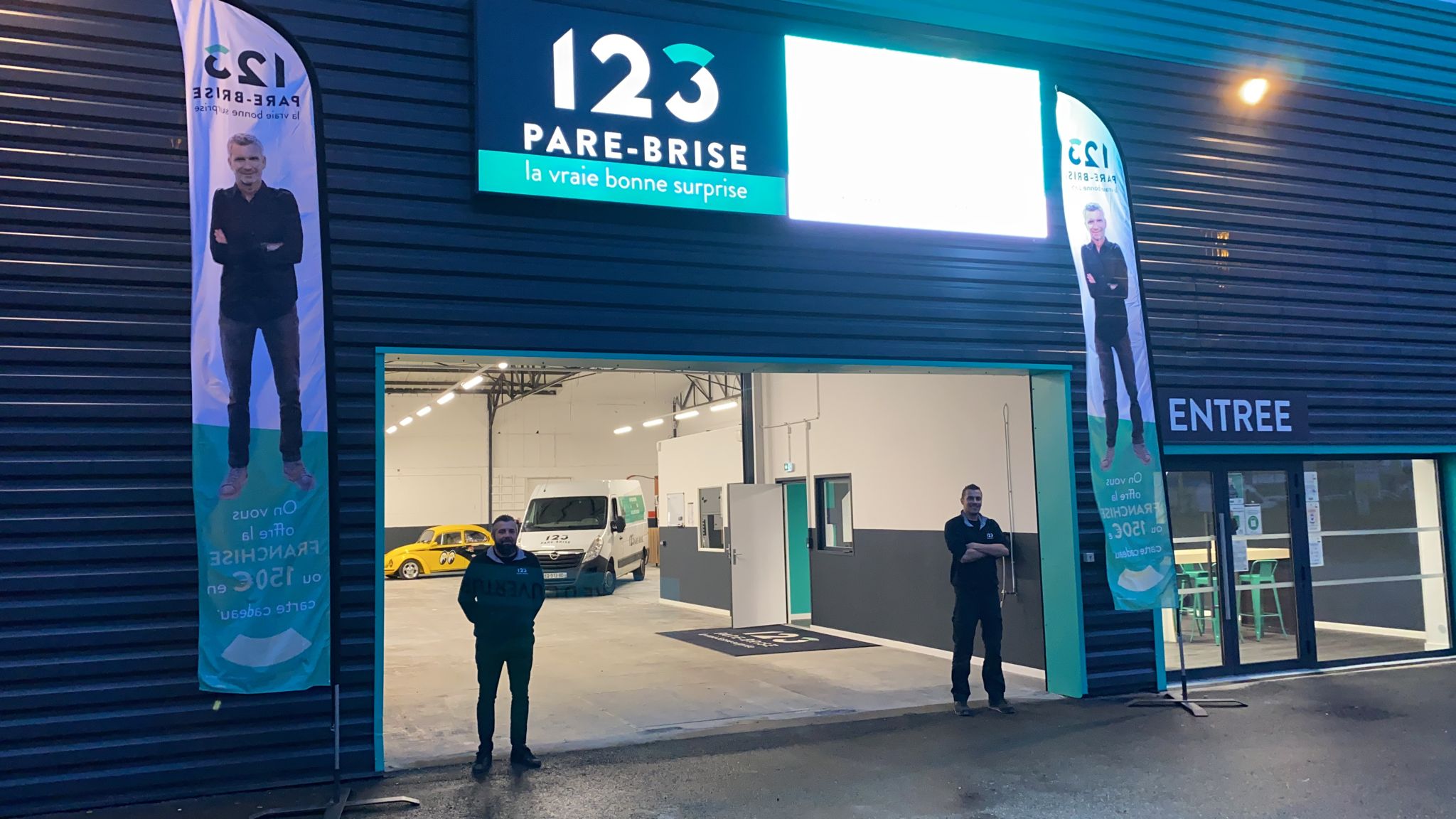 Equipe devant le centre 123 Pare-Brise Le Mans Arnage