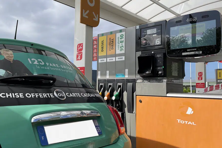 Photo d'une station essence avec une Fiat 500 123 Pare-Brise