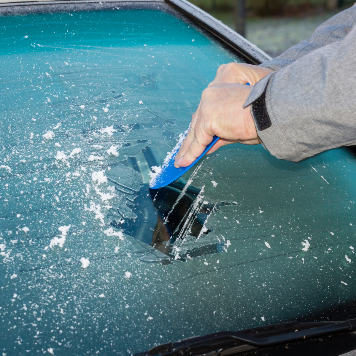 L'astuce pour retirer facilement le givre du pare-brise de la voiture