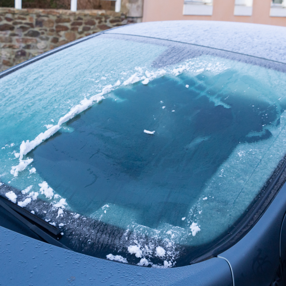 Le Pare-brise De La Voiture Est Gelé à Basse Température Le Matin,  Nécessitant Un Dégivrage, Un Nettoyage Et L'élimination De La Glace.