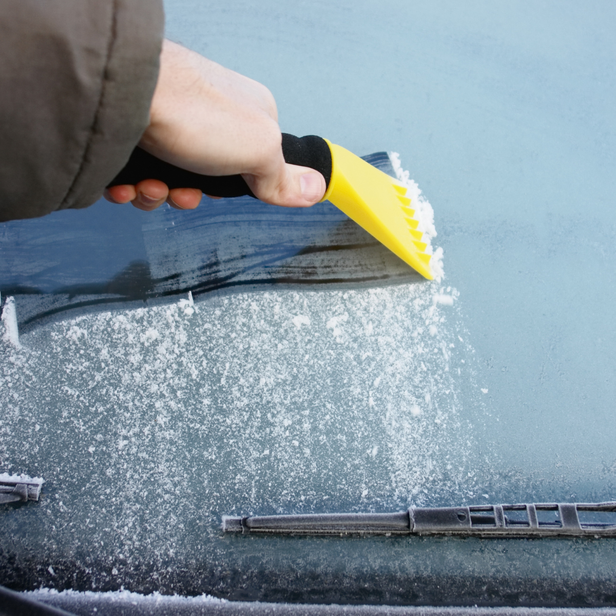 Froid : cinq conseils pour bien dégivrer sa voiture - France Bleu