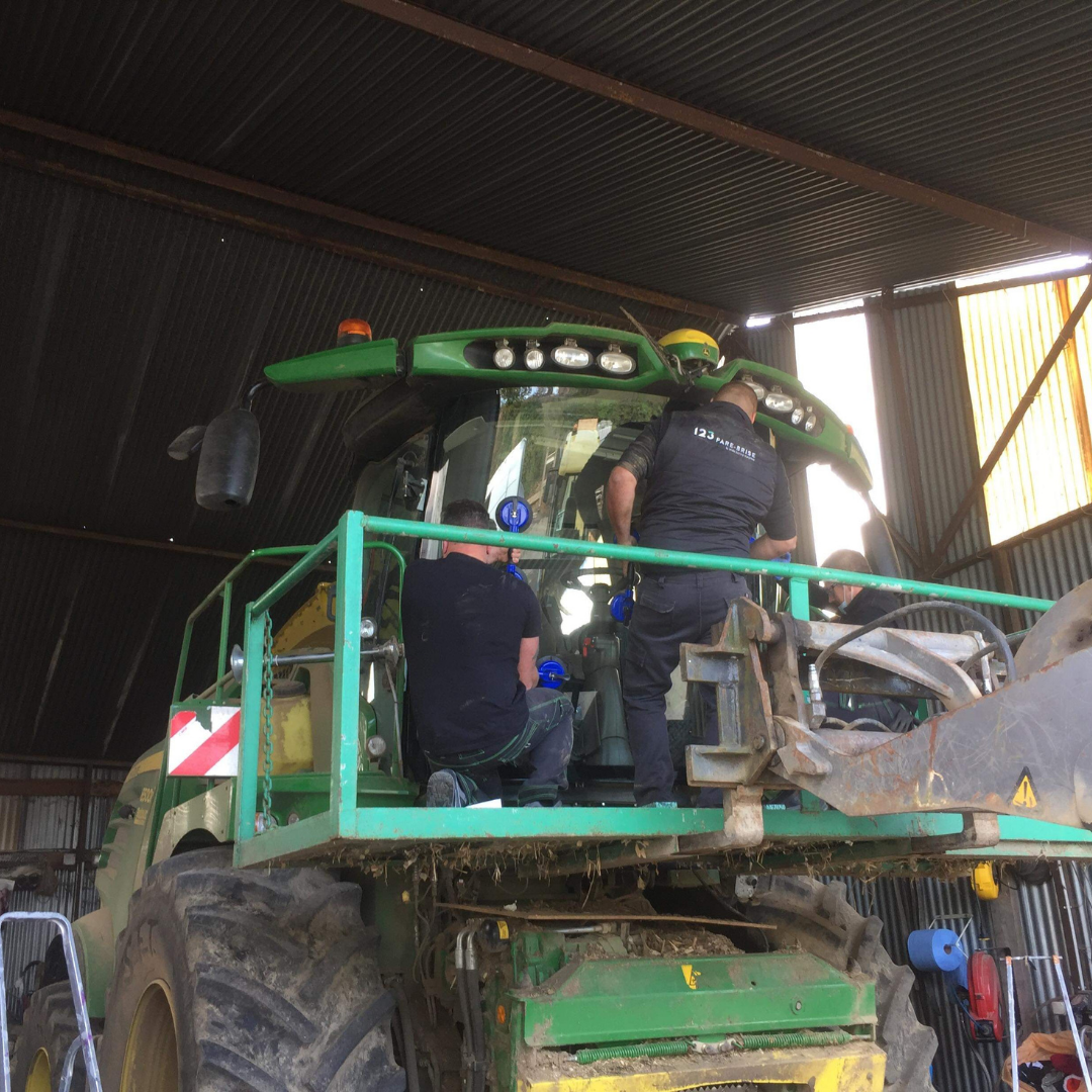 123 Pare-Brise répare et remplace les pare-brises des engins agricoles.