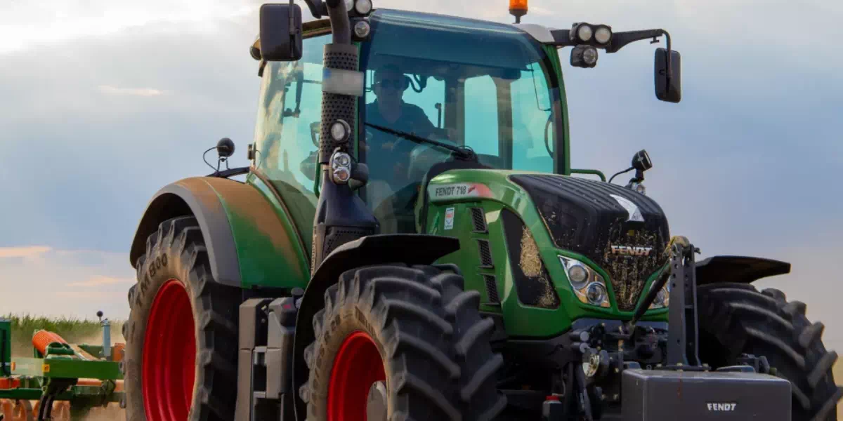 123 Pare-Brise répare et remplace les pare-brises des engins agricoles.