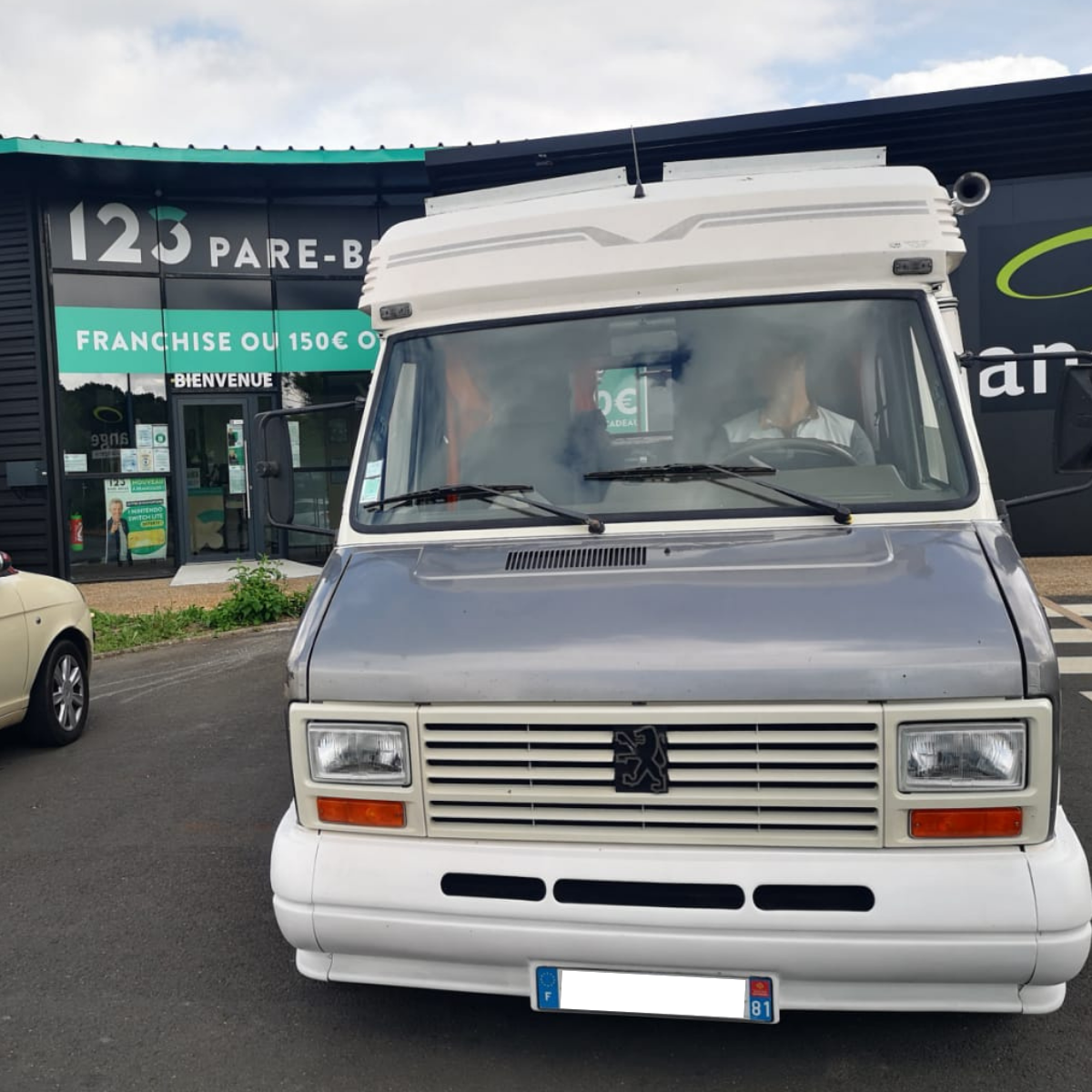 Les logos des marques de voiture : Remplacement d'un pare-brise sur un utilitaire Peugeot dans notre agence 123 Pare-Brise Angers.