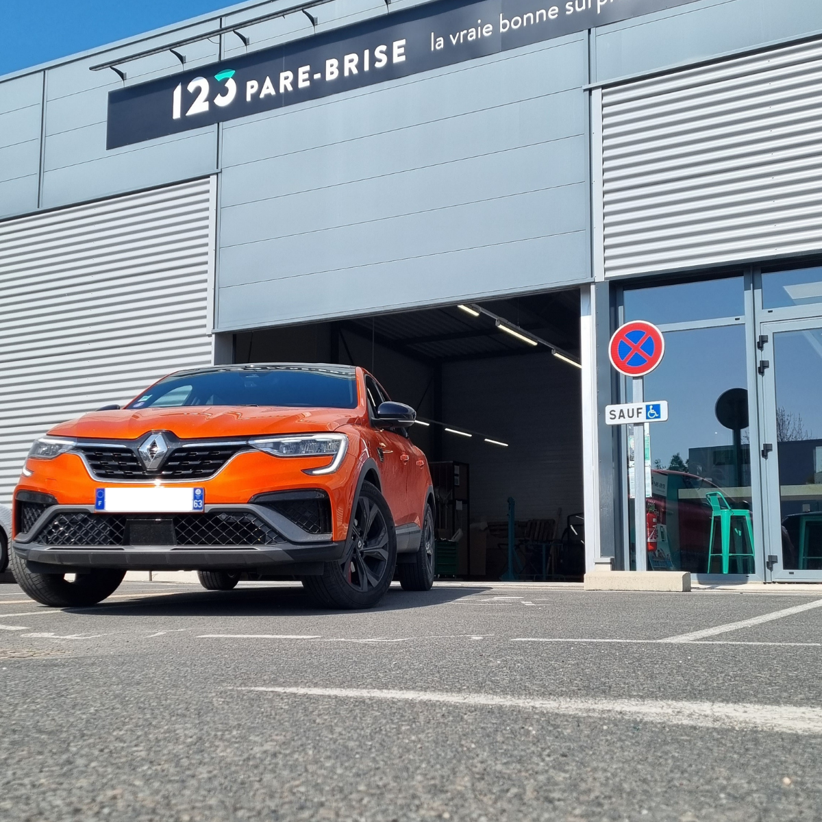 Les logos des marques de voiture : Remplacement d'un pare-brise sur une Renault dans notre agence 123 Pare-Brise Riom.