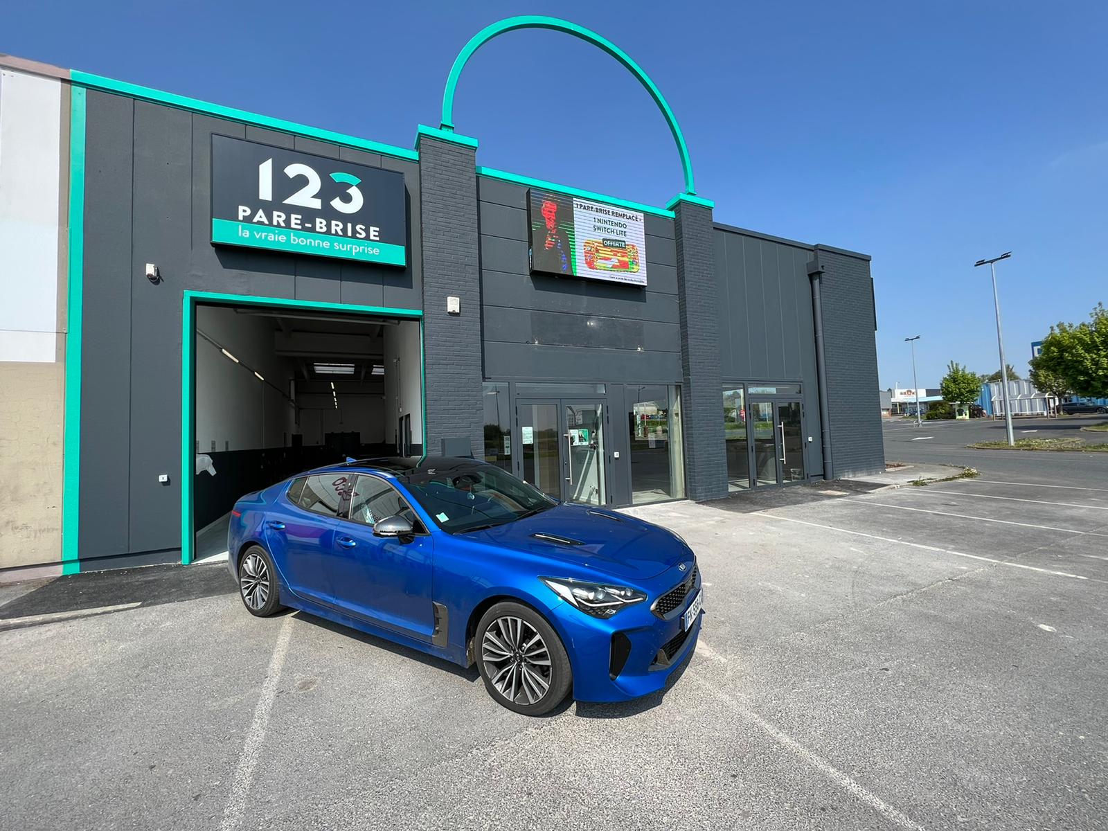 Agence 123 Pare-Brise Cambrai façade et voiture