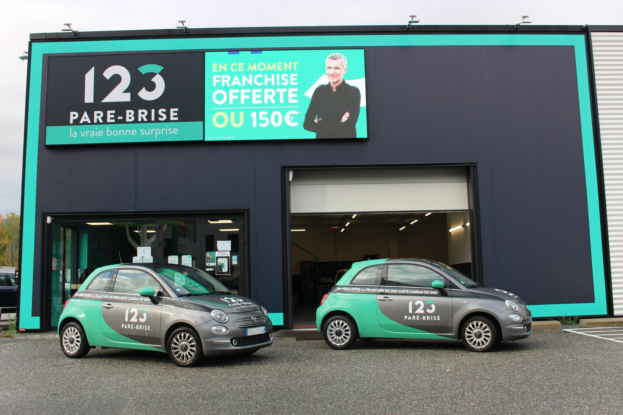 Agence 123 Pare Brise façade et véhicule de courtoisie