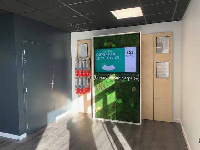 Agence 123 Pare Brise Niort mur végétal