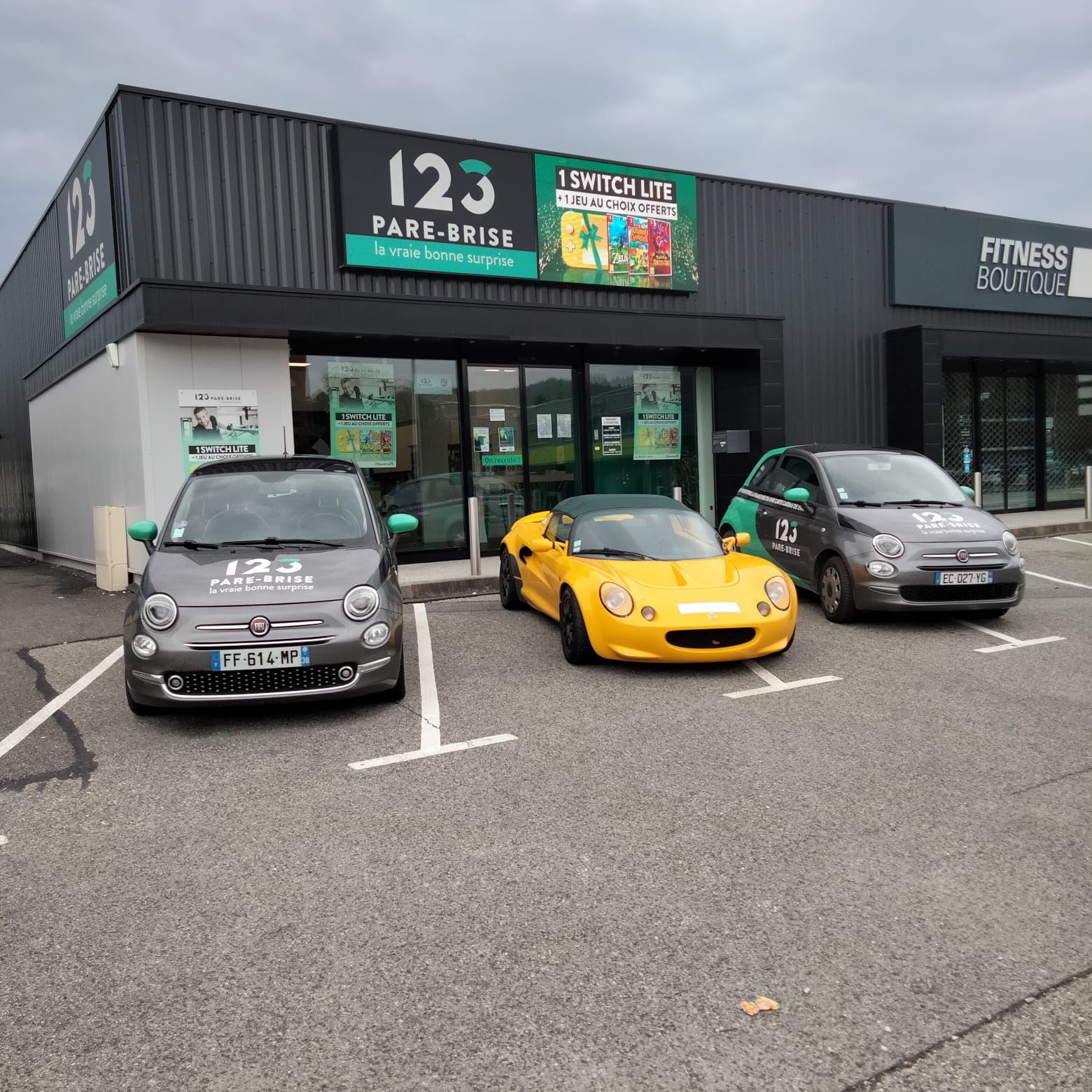Agence 123 Pare-Brise Annecy véhicule sport jaune devant agence