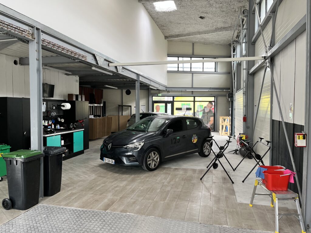 123parebrise-perpignan-sud-vehicule-de-courtoisie Agence 123 Pare Brise Perpignan sud atelier véhicule de courtoisie