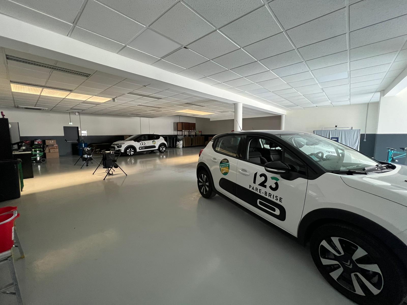 Agence 123 Pare Brise Tarbe Odos atelier et véhicule de courtoisie