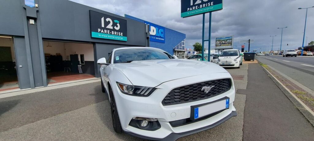 123parebrise-aubiere-mustang-blanche Agence 123 Pare-Brise Aubière Ford Mustang blanche